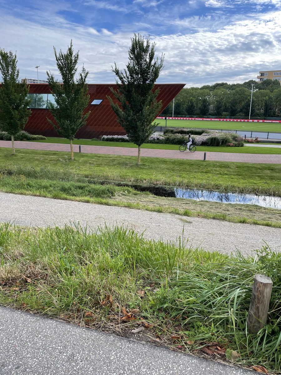 Een Feyenoord weetje: Minteh is de enige speler die op de fiets naar de training komt 🚲