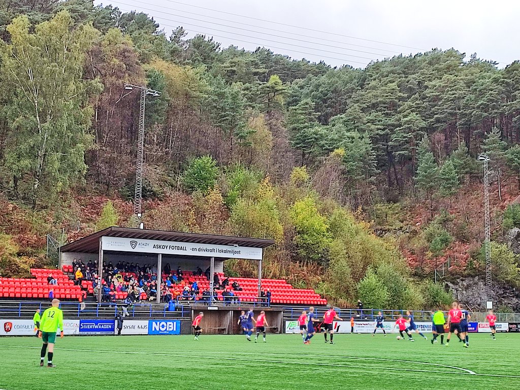micpetersen's tweet photo. Another cracking and beautiful ground, one end carved into the rock. The cover was handy on a day with the omnipresent Bergen rain.

Top v bottom, but a surprisingly even game until half time.

Div. 4 Hordaland (level 5)
Askøy v Øystese/Norheimsund 14-1, att. 140

#groundhopping https://t.co/XemEAKKxvh