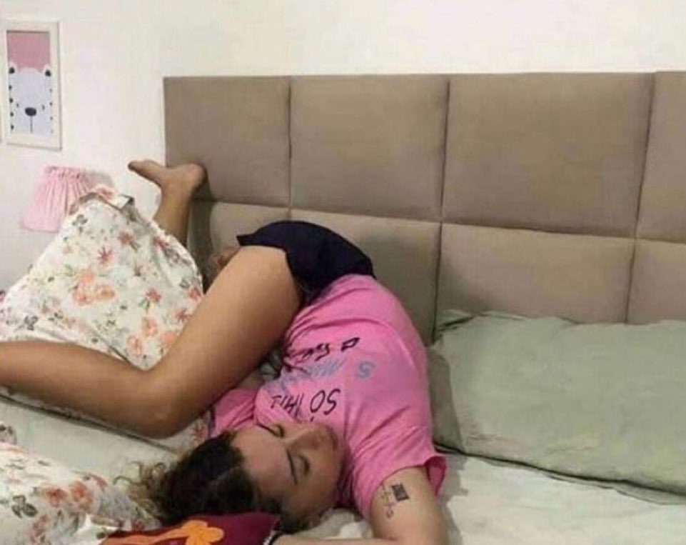 Eu menstruada tentando arrumar uma posição que ameniza a dor