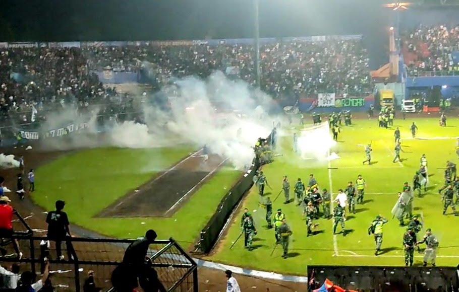 Tepat hari ini satu tahun yang lalu 🥀

Tragedi paling memilukan dalam sejarah persepakbolaan Indonesia. Total 135 orang meninggal dunia karena menonton sepak bola.

Al-Fatihah untuk para korban tragedi Kanjuruhan.. 🤲