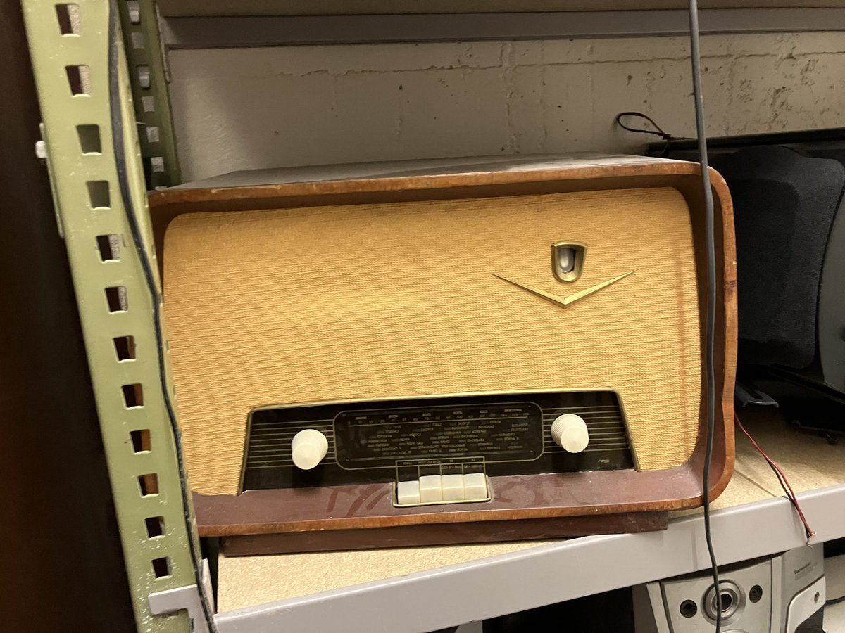bosstjanz's tweet photo. Če bi kdo imel tak lesen retro radio, mi sporočite. Rad bi jih prodal, ker zbiram za prenovo kombija.

- če so taki, kot so, je cena med 50-90€, 
- če jih popravim, očistim, dodam bluetooth, daljinca,… je cena 250€. 

Please RT https://t.co/UBmt3urQi6