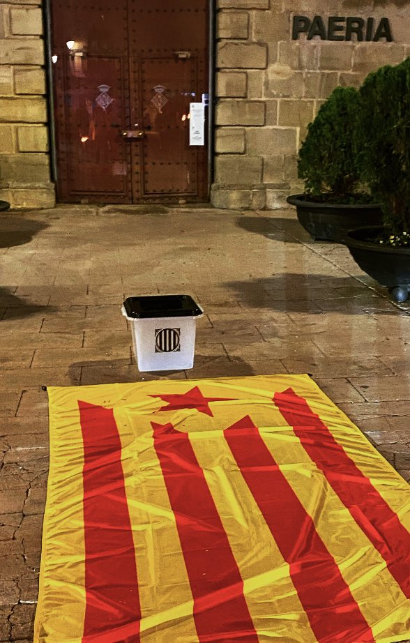MireiaBrandon's tweet photo. “Som la cançó que mai s'acaba.
Som el combat contra l'oblit.
Som la paraula silenciada.
Som la revolta en un sol crit.”

A #Cervera reivindiquem l’#1Oct !

@cdr_cervera 
@CentreObrer https://t.co/MpM3jqW9Mg