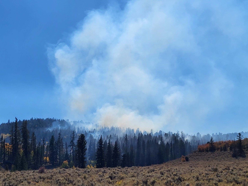 UtahWildfire's tweet photo. #BoxFire Update: Firefighters continued with burning operations in the Big Ridge area yesterday. A helicopter continues to assist with ignitions in the same area. Minimal fire behavior was observed. Firefighters will remain on scene and will continue to monitor the fire. https://t.co/cdZLlKOno5