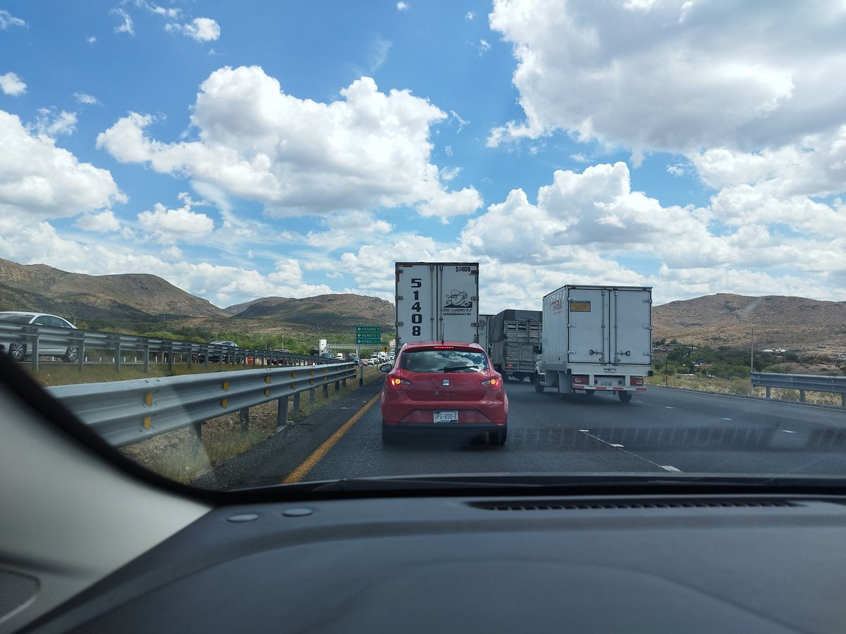 Sebasberth's tweet photo. @CAPUFE 🔴Carretera totalmente detenida. Carretera 57 San Luis Potosí a Querétaro 🔴 https://t.co/WHthJjFPCp