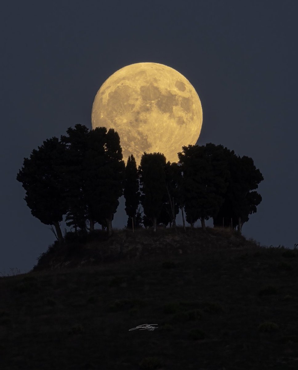 La pleine Lune d’hier depuis la Toscane 🇮🇹 (Antonio Tartarini📸)