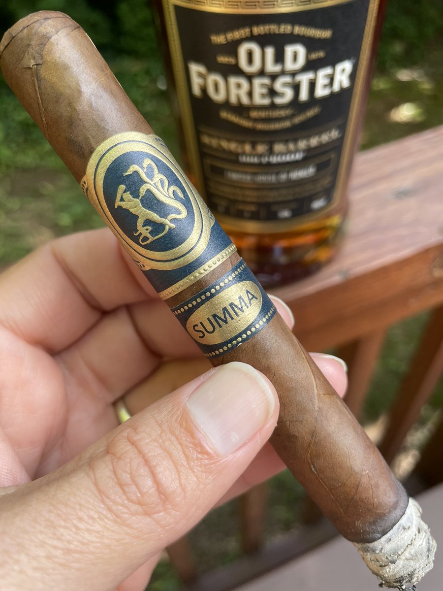 Saturday afternoon 🔥💨💨💨💨@FerioTegoCigars Summa x @oldforester. @MichaelHerklots blended a masterpiece. We were big fans of Nat Sherman, we are big fans of FT and we absolutely love the Summa. Available here - ow.ly/r8FP50PRyqm. 

#cigar #cigars