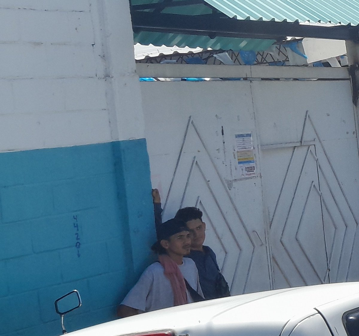 LugihdYt's tweet photo. @Giovann05373253  @lealgueraa  @RobertoAlasSV  podemos hacer algo con esto???? Ya es molesto el trafico en la entrada y salida de opico, carros parqueados en la calle obstruyendo el trafico. Al igual recalcar el motorista del camion  al ver que el bus venia se adelanto https://t.co/0tqkyANzPy