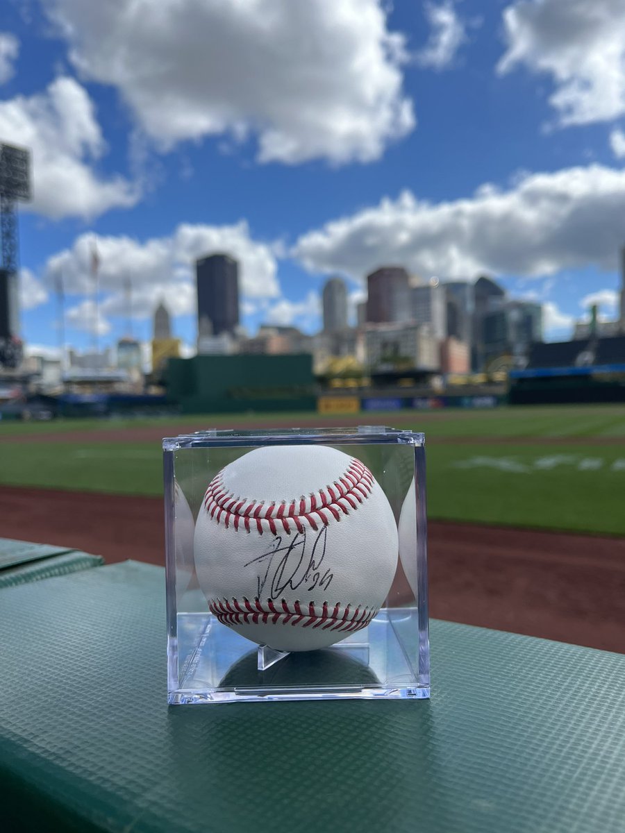 Vuelve a PUBLICAR y SIGUE para tener la oportunidad de ganar esta pelota firmada por Johan Oviedo!