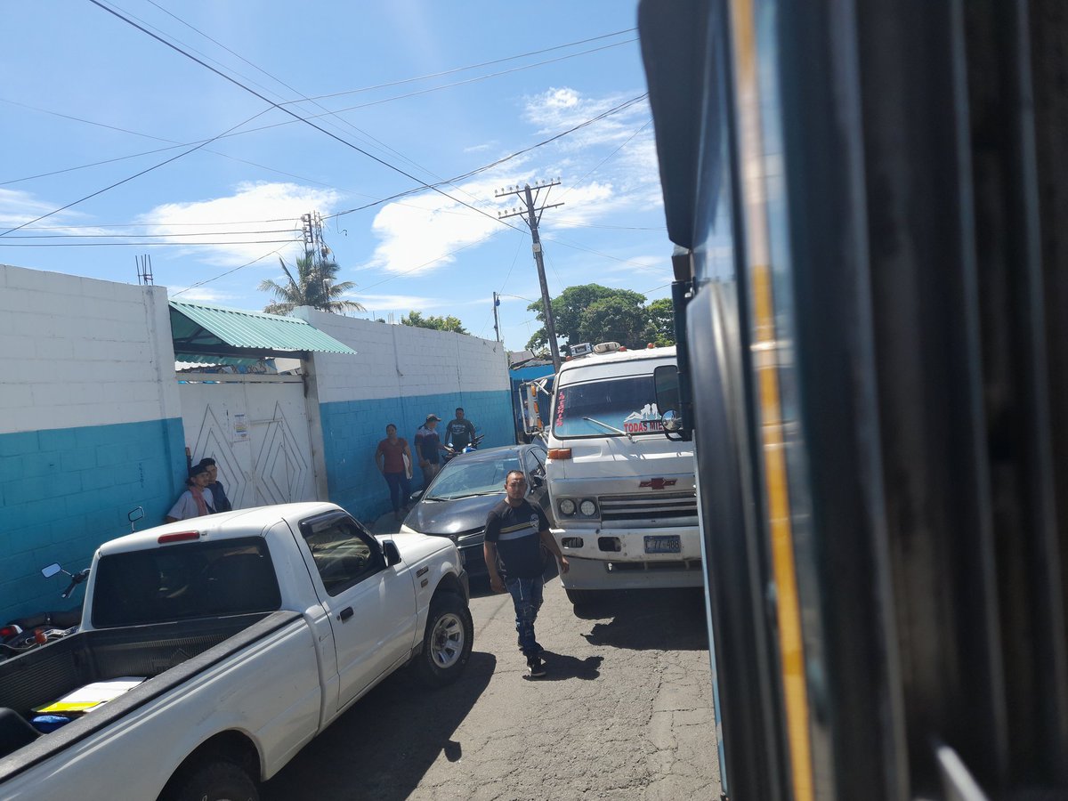 LugihdYt's tweet photo. @Giovann05373253  @lealgueraa  @RobertoAlasSV  podemos hacer algo con esto???? Ya es molesto el trafico en la entrada y salida de opico, carros parqueados en la calle obstruyendo el trafico. Al igual recalcar el motorista del camion  al ver que el bus venia se adelanto https://t.co/0tqkyANzPy