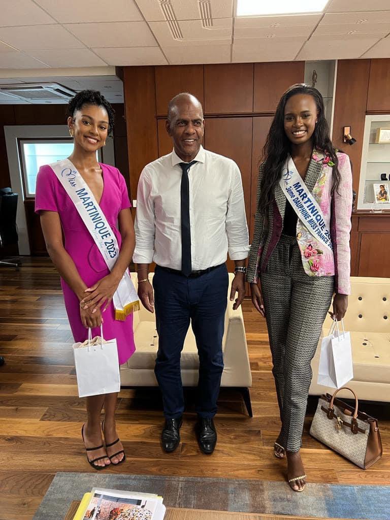 S. Letchimy aux côtés de Chléo Modestine, Miss Martinique 2023, qui représentera son île à l’élection Miss France, et Axelle René, de Miss Martinique 2022 à Miss Monde.

« Au delà de leur beauté, Chléo et Axelle incarnent le dynamisme et l’authenticité de la Martinique » S L