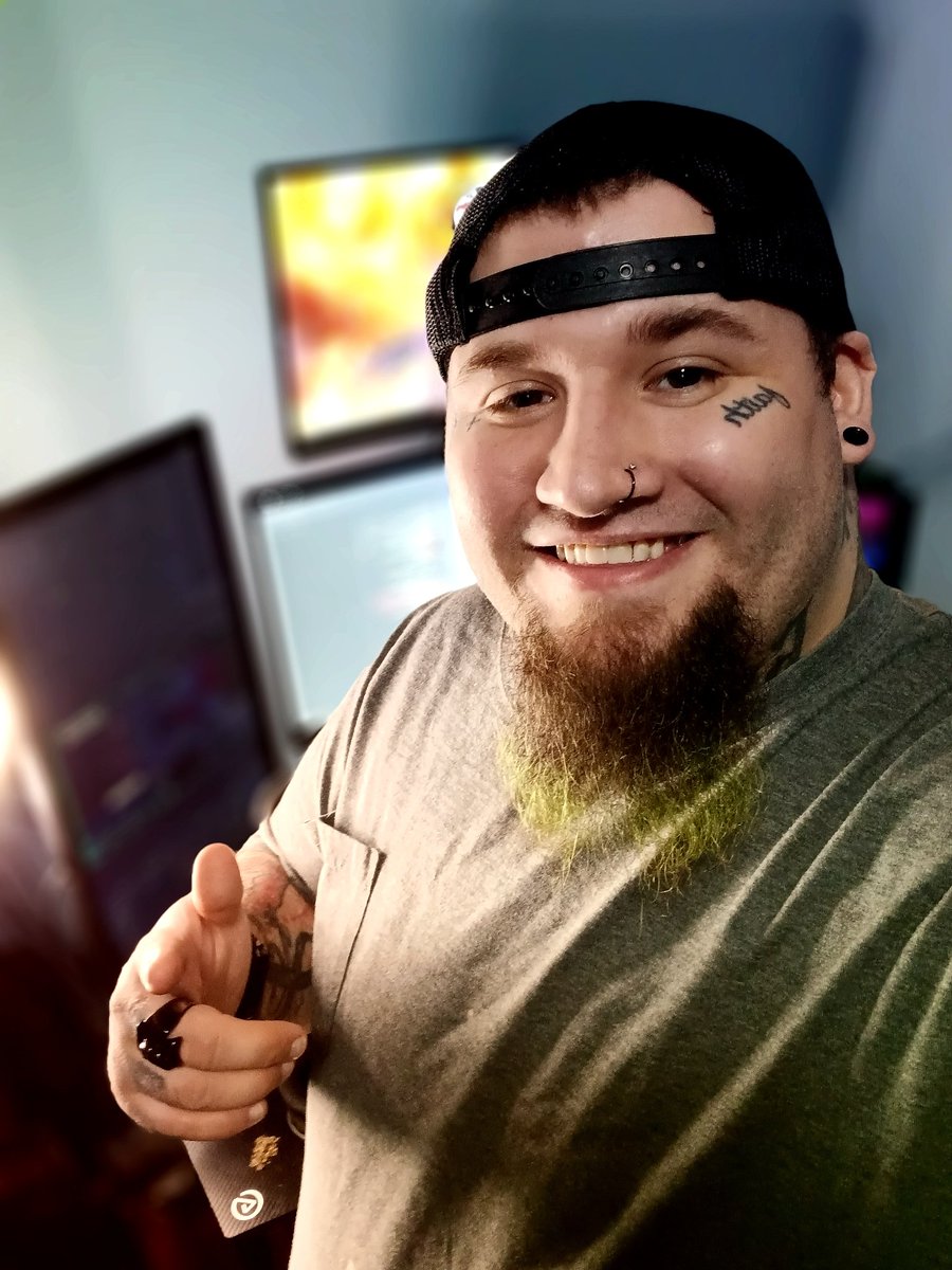 TheJokersVIBE's tweet image. Getting Set up to go live, just got out the shower, fresh shaved, feeling good let's smash out this new month with a fuckin BANG!! 

Our goal this month is 500 maniacs with that being said I will be doing a giveaway at every 100 maniacs 

For every 100 maniacs I give away 2 cases…