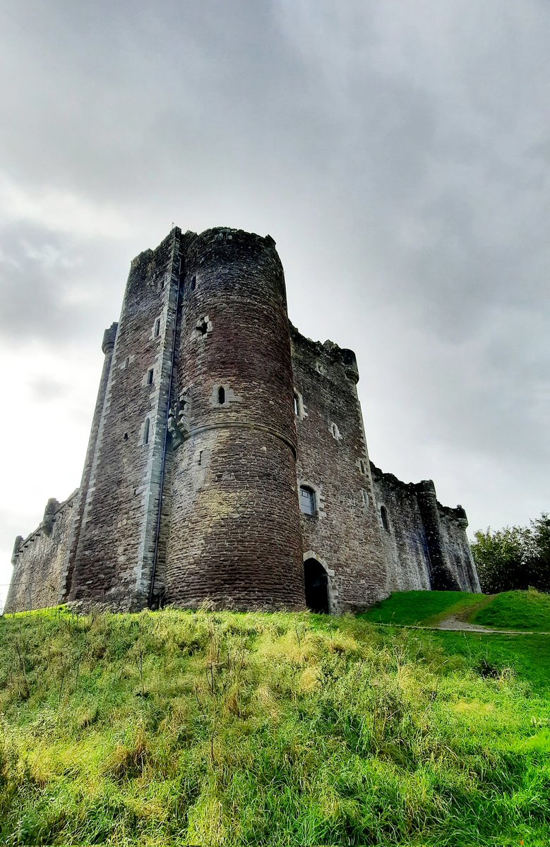 shamblesklutz's tweet photo. A couple of days away in Perthshire, watching salmon leap, red kites soar, and Doune castle being all wonderfully castle-ly ❤️
#salmonleaping #redkites #dounecastle #gameofthrones #winterfell #outlander #castleleoch #montyphython #holygrail #ni #Perthshire @VisitScotland https://t.co/dvtgMo6zG8