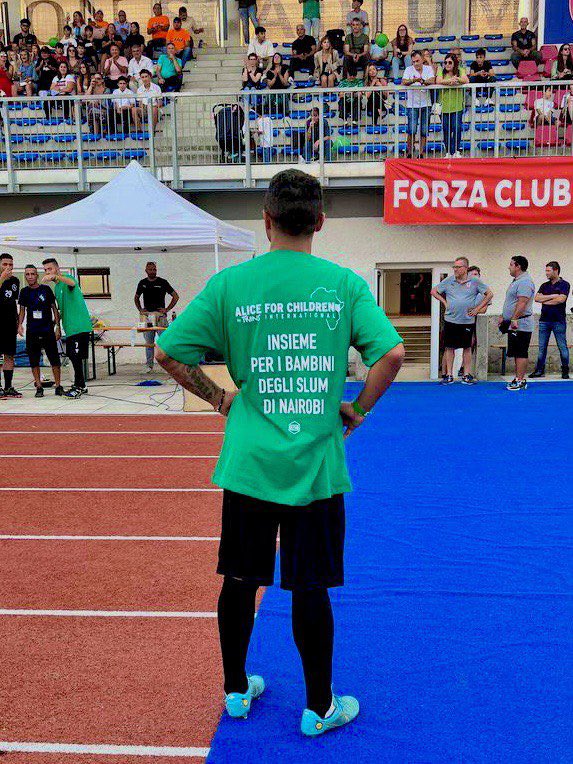 GGallegos24's tweet photo. Esta noche he sido invitado por la Fundación #AliceForChildren a un encuentro de Fútbol benéfico a favor de los niños de #Nairobi, entre Ex jugadores del fútbol profesional de Italia, contra personalidades de las comunicaciones y entretenimiento de Italia en #Milán.

Agradezco a los organizadores por permitirme el honor de participar en este evento tan importante por los niños.
