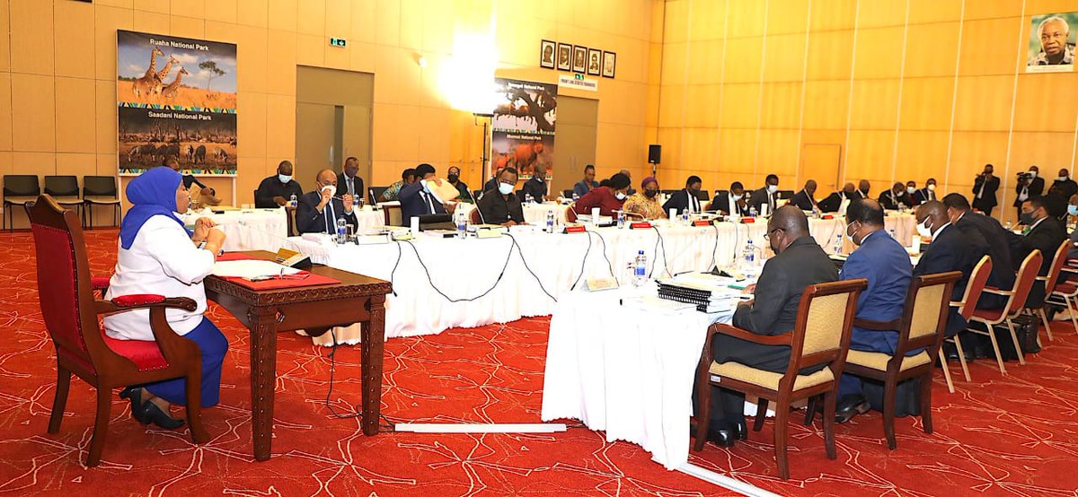 LelloMmassy's tweet image. Kuna siku nilikosoa video ya Ikulu nikaonekana mkora.Sasa nimeweka picha mbili hapa chini embu tuzichambue pamoja. Hivi ni vikao vya mabaraza ya mawaziri.

Rate the following:
-Decor
-Design/Setup
-Quality of pic (lighting,Angle etc)

Like for 1st frame
Rt for 2nd frame