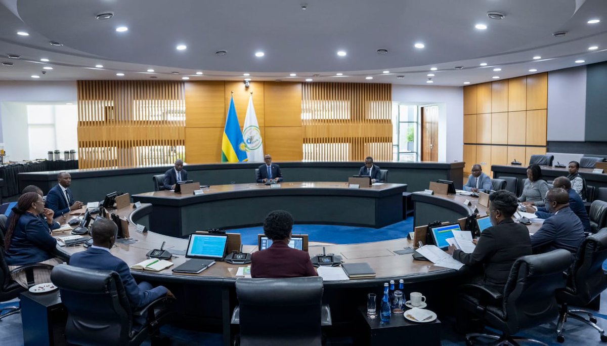 LelloMmassy's tweet image. Kuna siku nilikosoa video ya Ikulu nikaonekana mkora.Sasa nimeweka picha mbili hapa chini embu tuzichambue pamoja. Hivi ni vikao vya mabaraza ya mawaziri.

Rate the following:
-Decor
-Design/Setup
-Quality of pic (lighting,Angle etc)

Like for 1st frame
Rt for 2nd frame