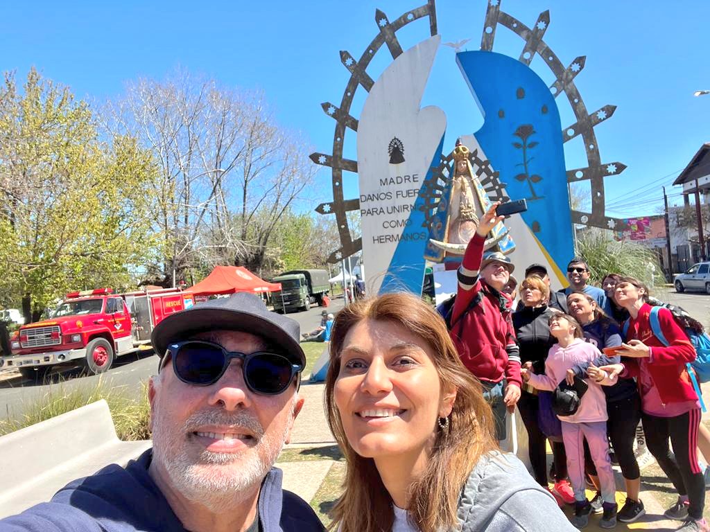 ZamoraJulio's tweet photo. Rumbo a Luján, pasamos junto a @GiselaLZamora por la posta de la Parroquia Nuestra Sra. del Carmen de Benavídez. ¡Gracias por las tortas fritas para el camino! 
49° #PeregrinaciónALuján 🚶🚶‍♀️🙏 https://t.co/wp8DzDiq4r