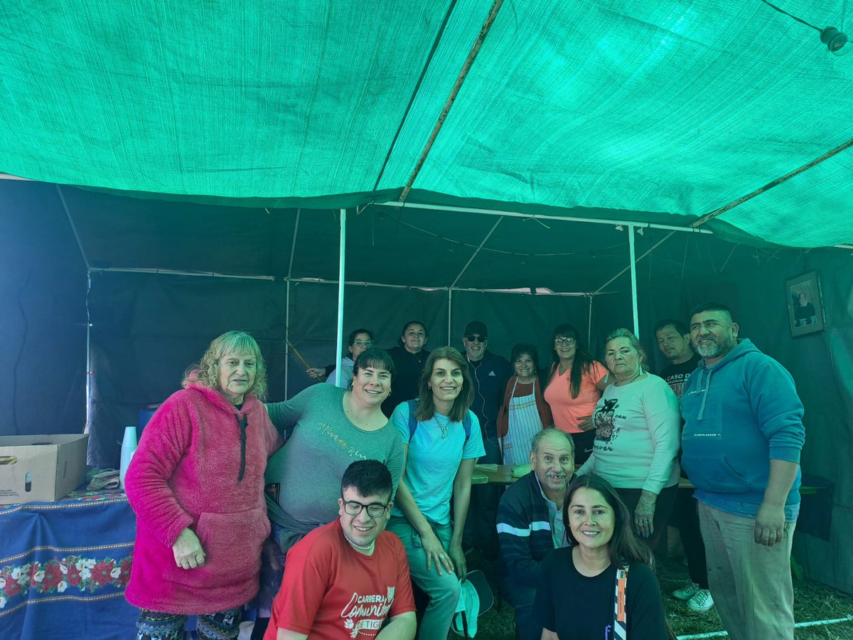 ZamoraJulio's tweet photo. Rumbo a Luján, pasamos junto a @GiselaLZamora por la posta de la Parroquia Nuestra Sra. del Carmen de Benavídez. ¡Gracias por las tortas fritas para el camino! 
49° #PeregrinaciónALuján 🚶🚶‍♀️🙏 https://t.co/wp8DzDiq4r