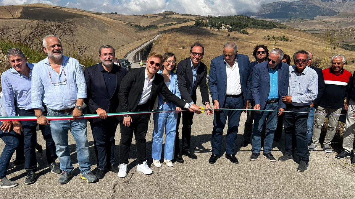 AlessandArico's tweet photo. Oggi è stata una bella giornata per le Madonie, si respirava aria di festa con tanti cittadini che sono venuti per la riapertura del Ponte di #Blufi.

Voglio ringraziare tutti ma consentitemi una menzione al mio capo della segreteria tecnica dell’assessorato, @anpizzuto. https://t.co/fIkvpCaraE