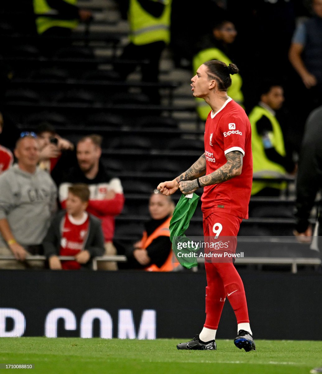 bthebae's tweet image. ถึงจะแพ้แต่พอจบเกมน้องเกินมากระตุ้นแฟนบอล ตบอก ยกกำปั้น วันนี้เกือบได้ลงแล้ว เปลี่ยนชุดรอ ตอนแรกเจ็บเลยไม่ได้สตาร์ทตัวจริง แต่ดันเกิดใบแดงน้องต้าก่อนคล้อปต้องแพคเกมเลยไม่ได้ลง แต่จบเกมมันยังมาปล่อยเอเนอจี้บวกใส่แฟนบอลที่ตามไปเชียร์ ทีมเรามันเจ๋งจริงๆนะ 🤍