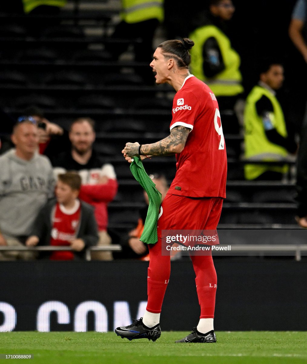 bthebae's tweet image. ถึงจะแพ้แต่พอจบเกมน้องเกินมากระตุ้นแฟนบอล ตบอก ยกกำปั้น วันนี้เกือบได้ลงแล้ว เปลี่ยนชุดรอ ตอนแรกเจ็บเลยไม่ได้สตาร์ทตัวจริง แต่ดันเกิดใบแดงน้องต้าก่อนคล้อปต้องแพคเกมเลยไม่ได้ลง แต่จบเกมมันยังมาปล่อยเอเนอจี้บวกใส่แฟนบอลที่ตามไปเชียร์ ทีมเรามันเจ๋งจริงๆนะ 🤍