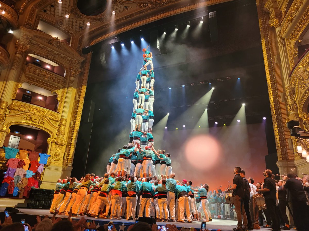 Castells al <a href="/Liceu_cat/">Gran Teatre del Liceu</a> per celebrar els 75 anys dels <a href="/Verds/">Castellers de Vilafranca</a> 👏🏻 Feliç aniversari! 🥂