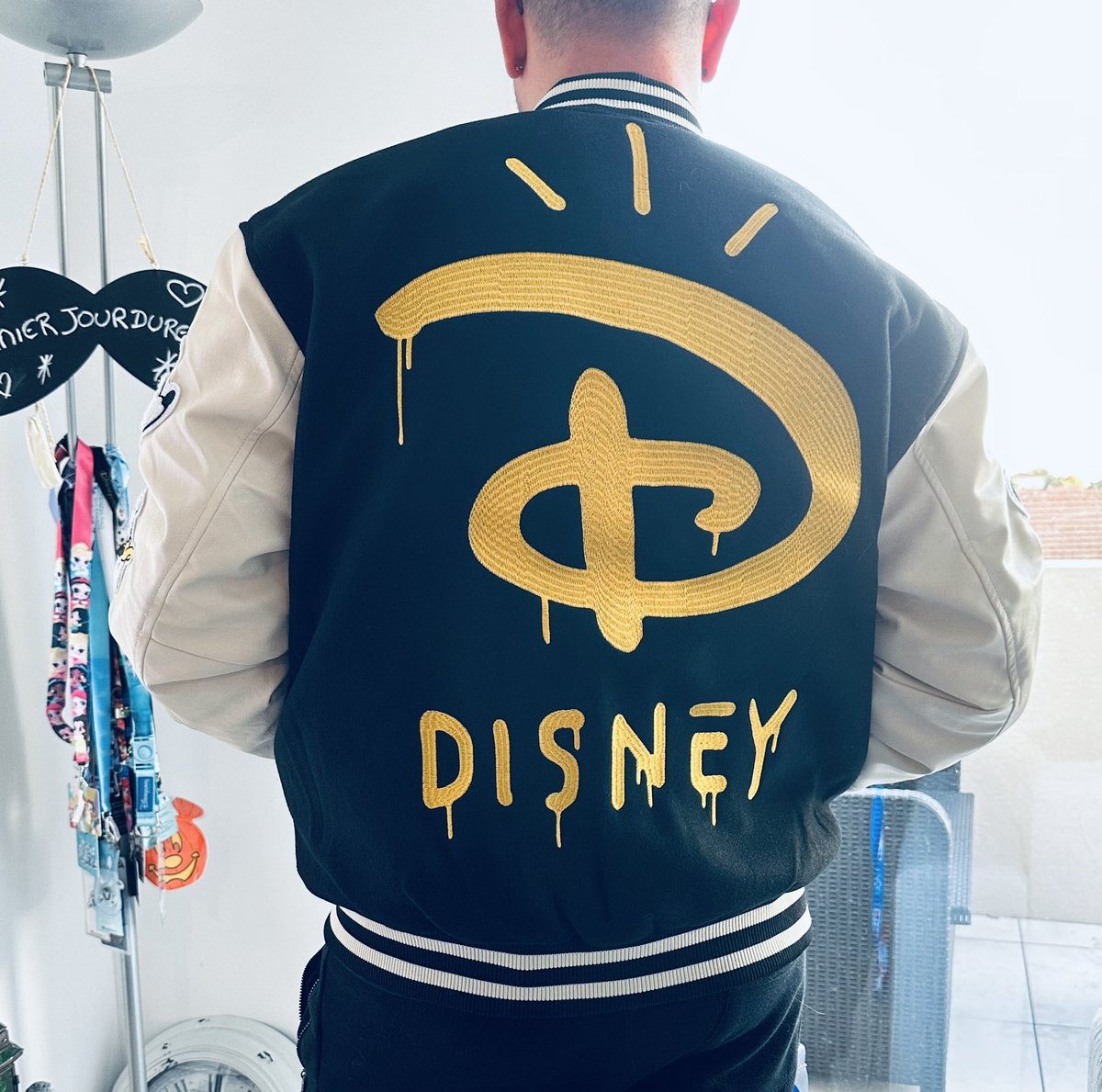 Aujourd’hui c’est mon #birthday 🥳🥳 parmi d’autres 🎁 j’ai aussi eu une belle veste Teddy  <a href="/DisneyFR/">Disney</a> collab avec <a href="/hm/">H&M</a> pour le 100ème anniversaire de #Disney elle est magnifique <a href="/DisneylandParis/">Disneyland Paris</a> #MickeyMouse