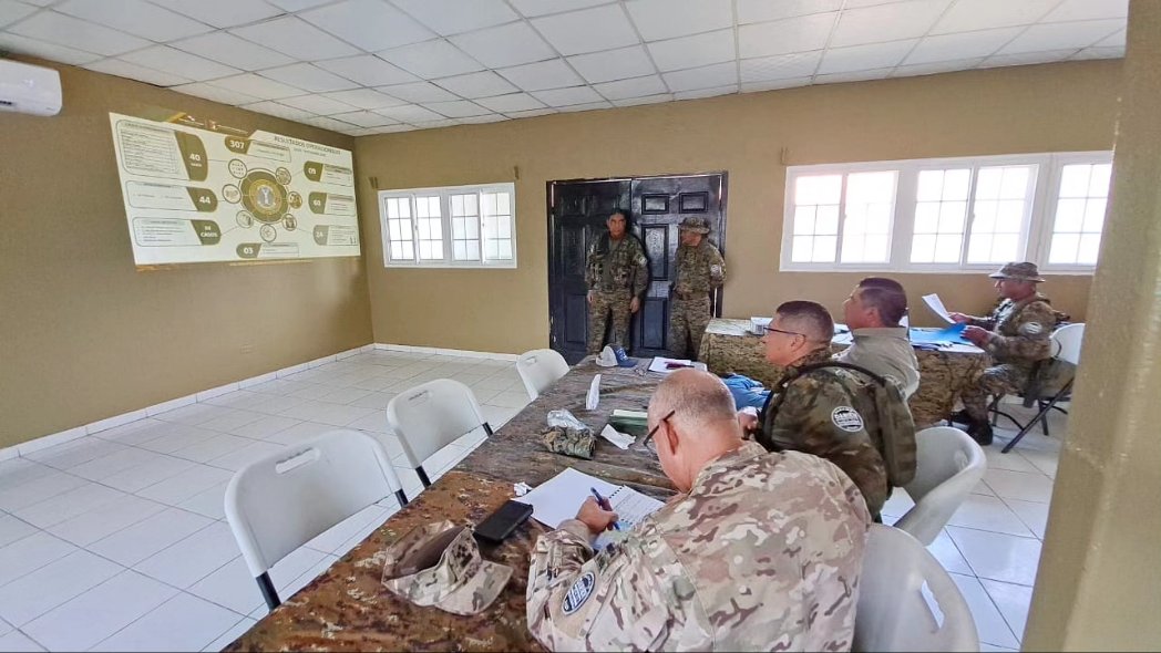 En una gira de trabajo se encuentra nuestro DG Jorge Gobea junto a S.E Juan Pino Ministro del @minsegpma DG Eliécer Cárdenas Director General del @senanpanama y oficiales para la verificación de resultados operacionales en la frontera panameña con el Golfo de Urabá.