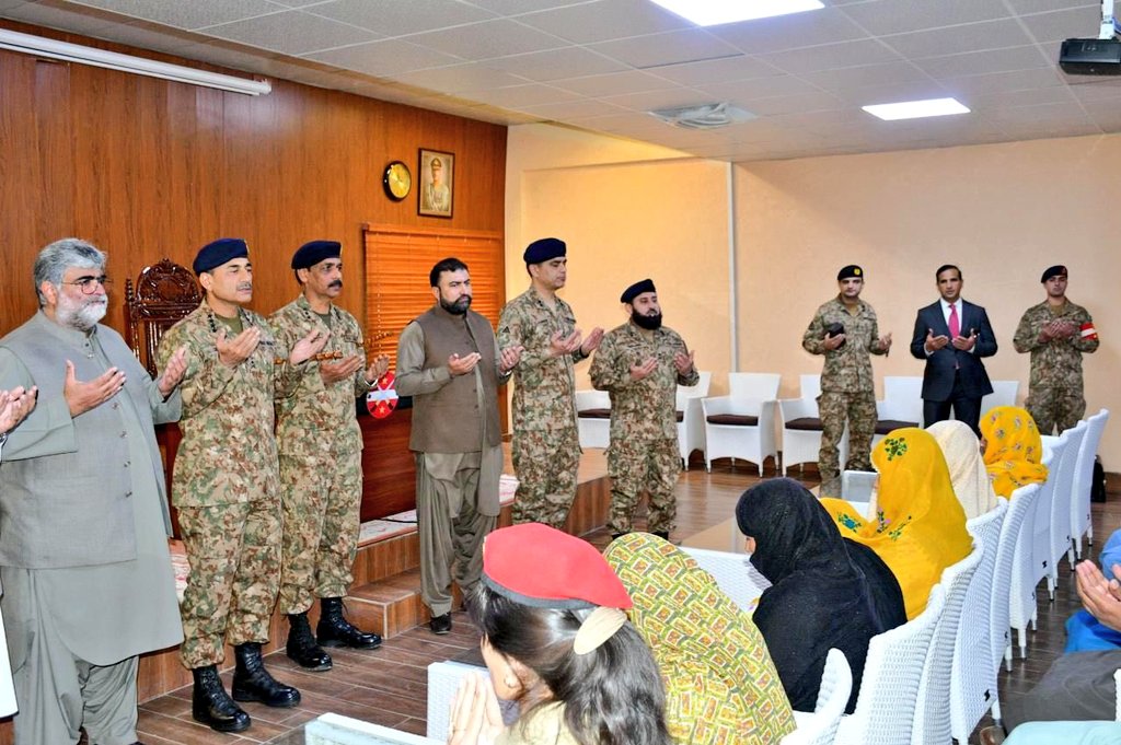 AGFanOff's tweet photo. آرمی چیف جنرل سید عاصم منیر کا بلوچستان کا دورہ
مستونگ اور ژوب کے شہداء کیلئے فاتحہ خوانی کی گئی
 آرمی چیف نے کور کمانڈر بلوچستان لیفٹیننٹ جنرل آصف غفور کے ہمراہ #CMH کوئٹہ کا دورہ کیا جہاں مستونگ سانحے کے زخمیوں کی عیادت کی
بعدازاں آرمی چیف کو ژوب اور مستونگ پہ بریفنگ بھی دی گئی https://t.co/Jx30srHbCW