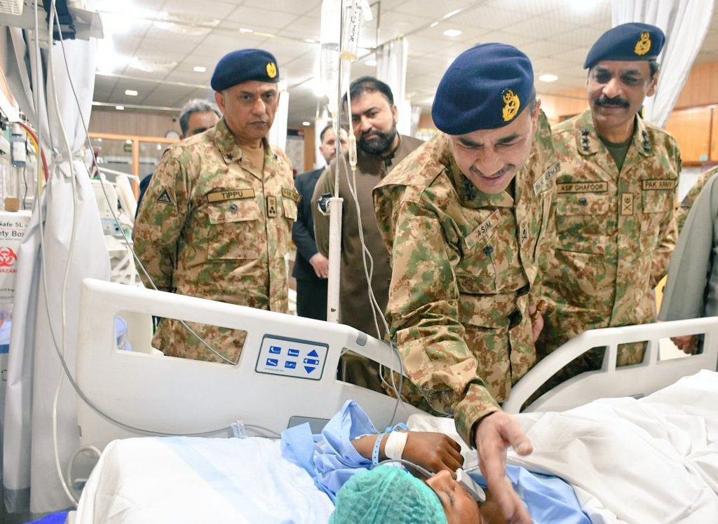 AGFanOff's tweet photo. آرمی چیف جنرل سید عاصم منیر کا بلوچستان کا دورہ
مستونگ اور ژوب کے شہداء کیلئے فاتحہ خوانی کی گئی
 آرمی چیف نے کور کمانڈر بلوچستان لیفٹیننٹ جنرل آصف غفور کے ہمراہ #CMH کوئٹہ کا دورہ کیا جہاں مستونگ سانحے کے زخمیوں کی عیادت کی
بعدازاں آرمی چیف کو ژوب اور مستونگ پہ بریفنگ بھی دی گئی https://t.co/Jx30srHbCW