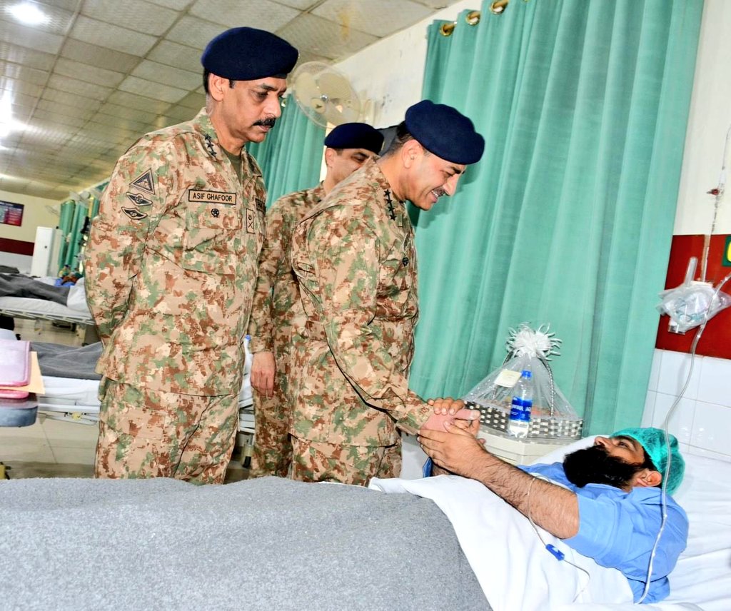 AGFanOff's tweet photo. آرمی چیف جنرل سید عاصم منیر کا بلوچستان کا دورہ
مستونگ اور ژوب کے شہداء کیلئے فاتحہ خوانی کی گئی
 آرمی چیف نے کور کمانڈر بلوچستان لیفٹیننٹ جنرل آصف غفور کے ہمراہ #CMH کوئٹہ کا دورہ کیا جہاں مستونگ سانحے کے زخمیوں کی عیادت کی
بعدازاں آرمی چیف کو ژوب اور مستونگ پہ بریفنگ بھی دی گئی https://t.co/Jx30srHbCW