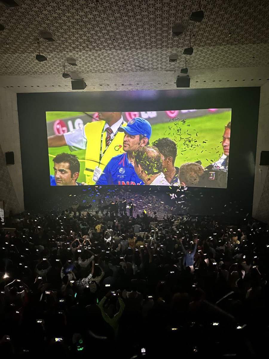 When Theatre Turned Into Stadium 🔥

Sushant Became Dhoni
#MSDhoniTheUntoldStory
