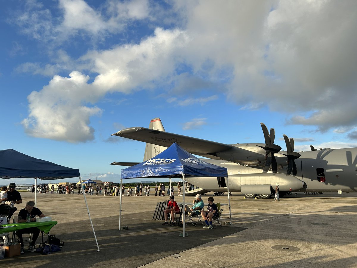 Lbb4A's tweet image. 普天間基地でショーンポールのライブを見てきました！無料ライブ素晴らしいっっ！軍用機もかっこよかったです。
#SeanPaul #okinawa