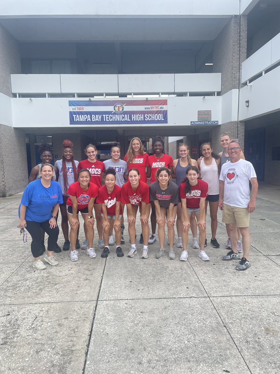 myTBThs's tweet photo. Amazing morning partnering with The Florida Southern Women’s Basketball Team!  We are so thankful they came this morning and dedicated time to help us beautify our campus!  @fsc_wbb #TitanPride https://t.co/HeDCpO4QHn