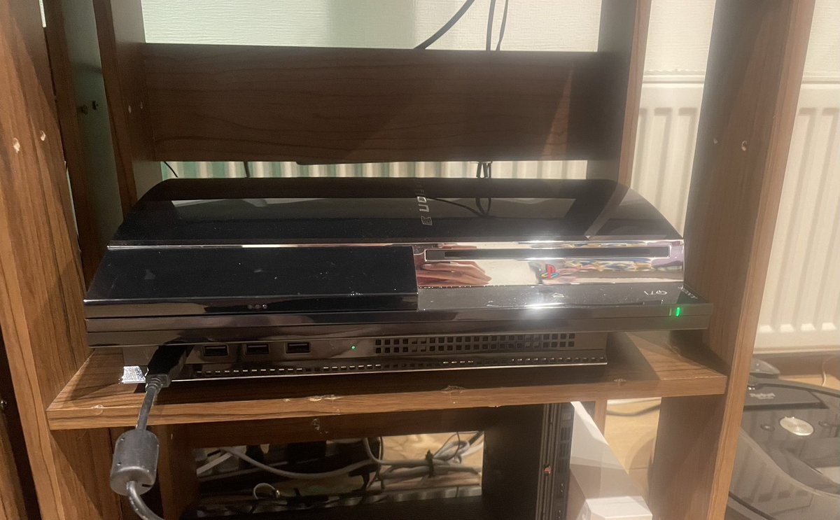 Shirotora4004's tweet photo. 購入してから数年寝かしているPS3の初期型60GB
予備2台あるからそろそろ使わないと勿体無いし壊れても困るから設置し起動
無事動きました
鬼門のPS2ソフトも問題無し
#PS3初期型
#60GB https://t.co/Isi3HTEef2