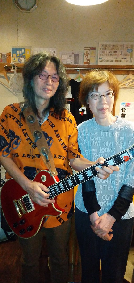 SawakoM5's tweet photo. 二日連続 #CafeSUN 🎶マスターにまで「何か演奏しないの?」と言われる🤣💦史郎さんがクッキーくれた優しい🍪☺️
若い #ベーシスト の方とも写真撮ったけどおばあちゃんと孫ね👵🧒😂😂
毎度楽しい時間ありがとうございます🤗💓 #谷川史郎 https://t.co/Zt2Bay6JqZ