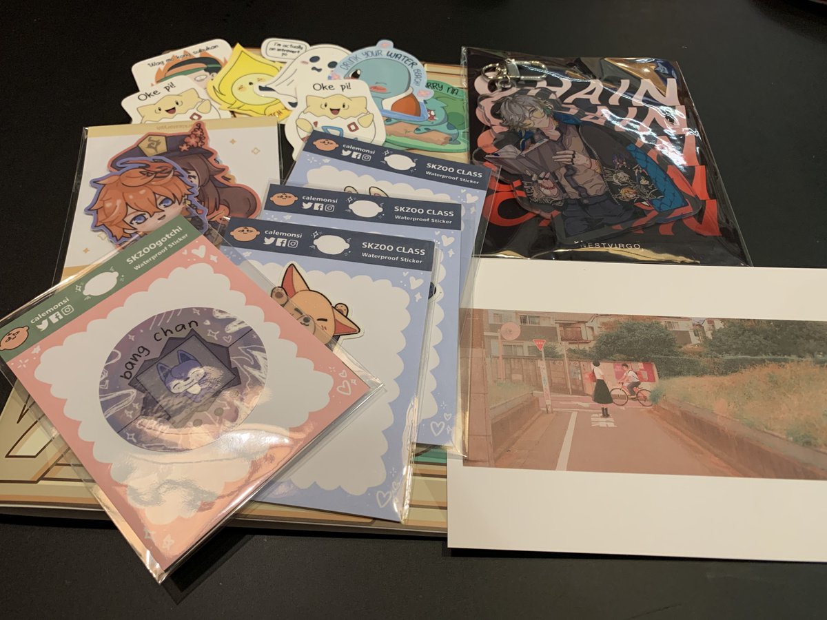 meanigyu's tweet photo. got these goodies from cosmania today 💚 thank you @sskaitcomics @calemonsi @nest_virgo @PinyaPanic 🫶🏻🫶🏻🫶🏻🫶🏻🫶🏻 https://t.co/1335ic088a