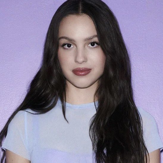 iconiksongs's tweet photo. Olivia Rodrigo vs Billie Eilish https://t.co/saObWK1t3a
