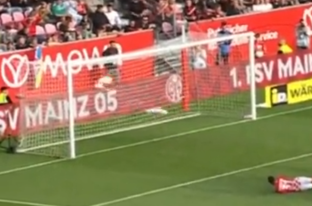 oktaa3D's tweet photo. @centregoals its not hard when theres no goalkeeper https://t.co/0Va2NNKoWo