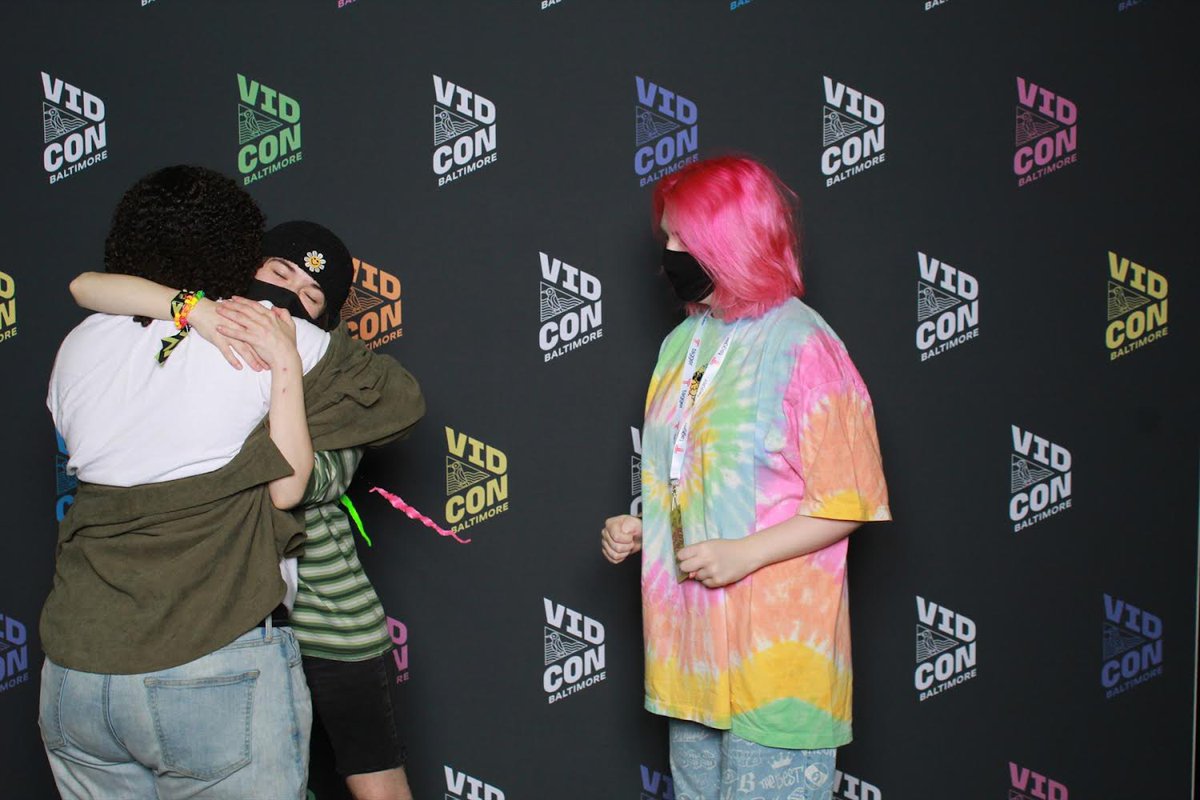 bbeode's tweet photo. the vidcon camera literally hates me anyways glad u liked the worms guqqie https://t.co/JaeVDrYe9S