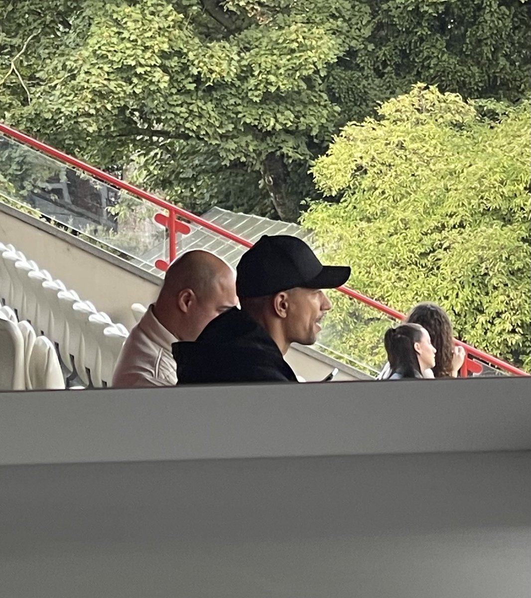 contidav's tweet image. Gökhan Inler, centrocampista del Besiktas prossimo avversario del Lugano in Conference League giovedì, in tribuna alla Schützenwiese di Winterthur: 
Io: “Che ci fai qui?”
Lui: “Abbiamo qualche giorno di libero😉”