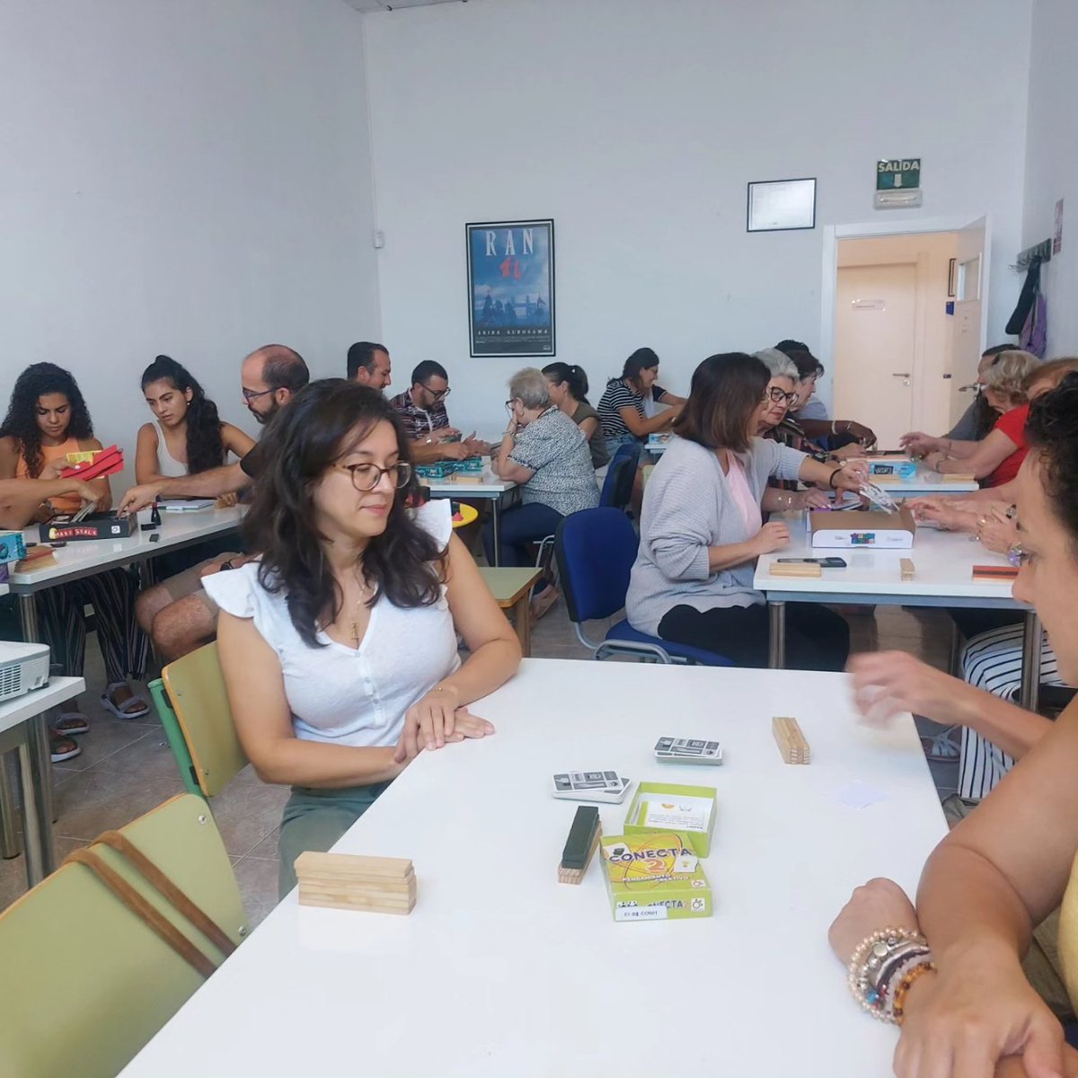 AFIM21_alm's tweet photo. "Educar jugando" Estupenda mañana de formación con familias en Tabernas. 
Mientras las personas adultas participaban en la formación lxs peques han conocido juegos que luego han compartido con sus familias.
Con la financiación de @diputacionalmeria y  colaboración  @AytoTabernas https://t.co/Fm3kpcKe7y