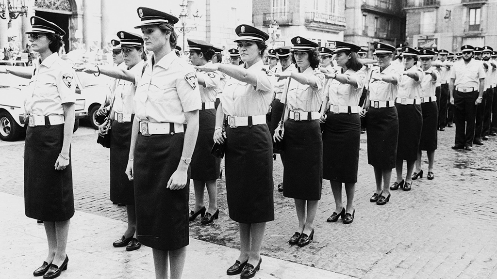historiesdebcn's tweet photo. #TalDiaComAvui de 1979 es va graduar la primera promoció de dones a la Guàrdia Urbana. https://t.co/cjb40LjAMM