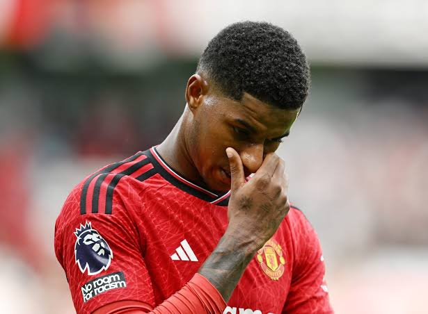 SiaranBolaLive's tweet photo. Man UNited paceklik gol! hingga pekan ke-7 hanya mampu mencetak 7 Gol sejauh ini! 
Nyekor 7
Kebobolan 11
GD: -4
What Wrong MU?? https://t.co/buZkxIOkir