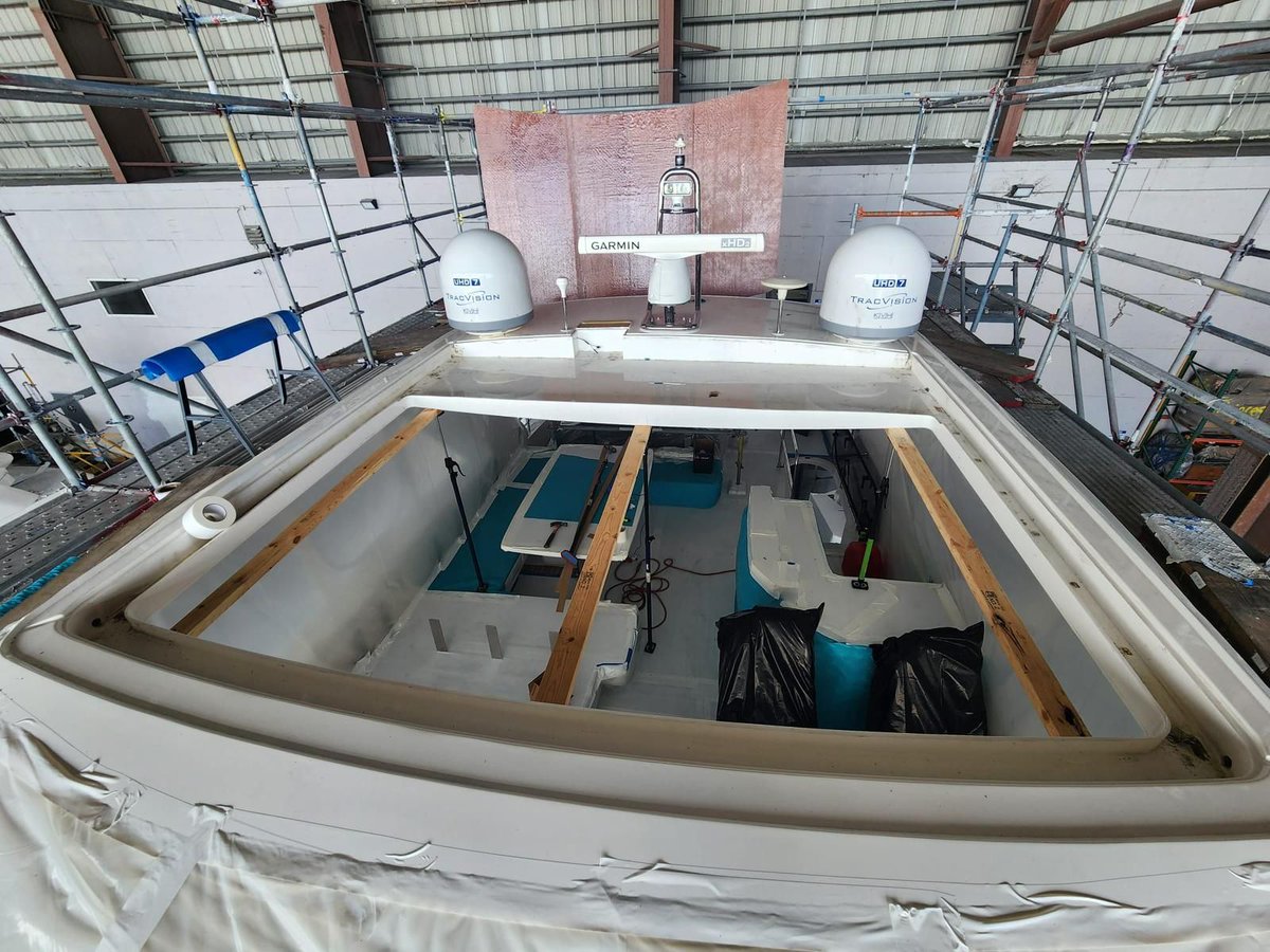 aquamare_europe's tweet image. Our US teams latest project involved removing the canvas retractable roof on their client's boat and converting it into a sleek, durable hardtop. Ready to cruise in style, no matter the weather.
Find more info here: buff.ly/3KN4siZ.
#BoatTransformation #HardtopUpgrade