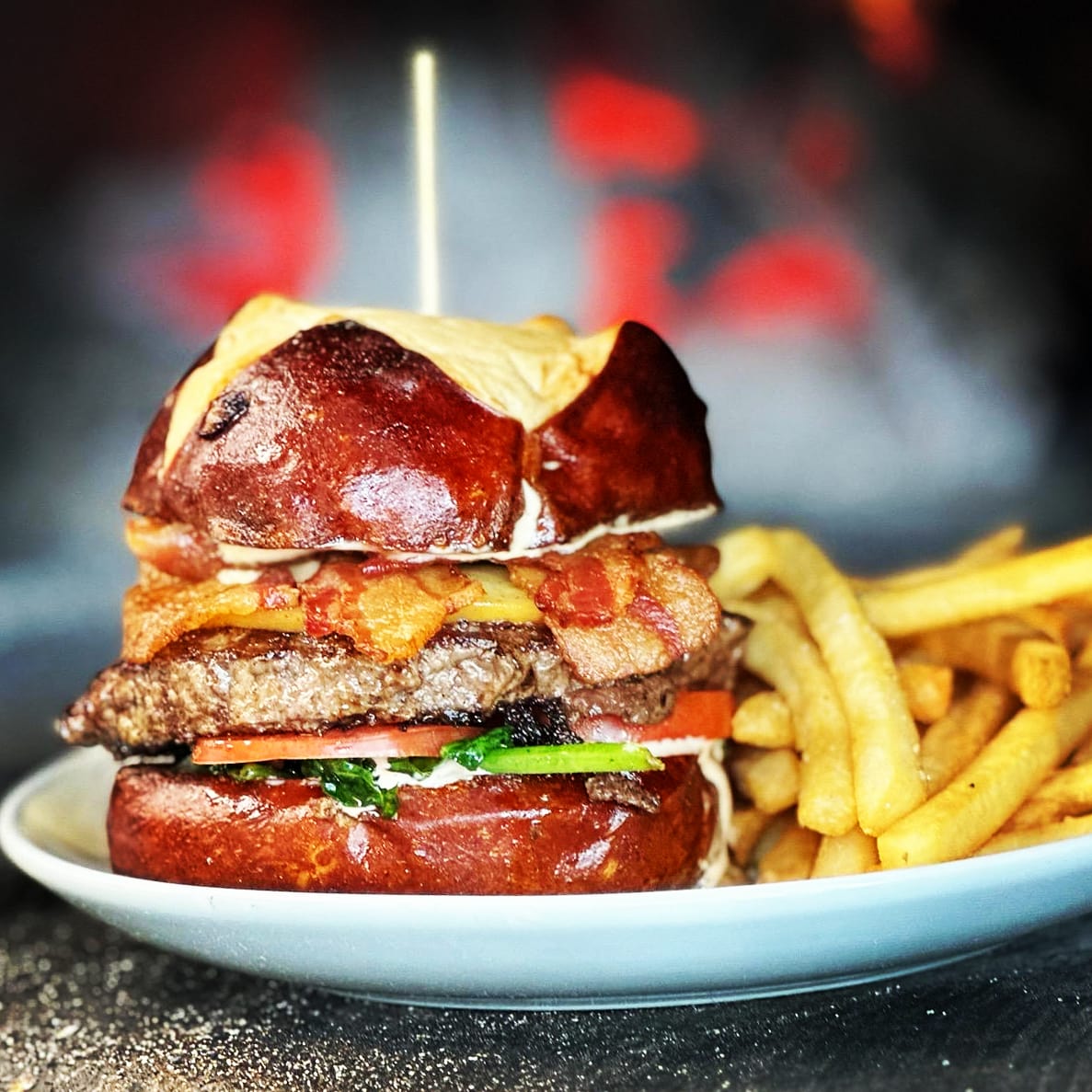 😱 The OOB Gouda Burger is back!

A half-pound of our house blend ground, bacon, tomato, spinach, smoked gouda...slathered in our house jalapeños chipotle aioli sauce!

Choice of fries or side salad.

#OpenOutcryBrewing #ChicagoBurger