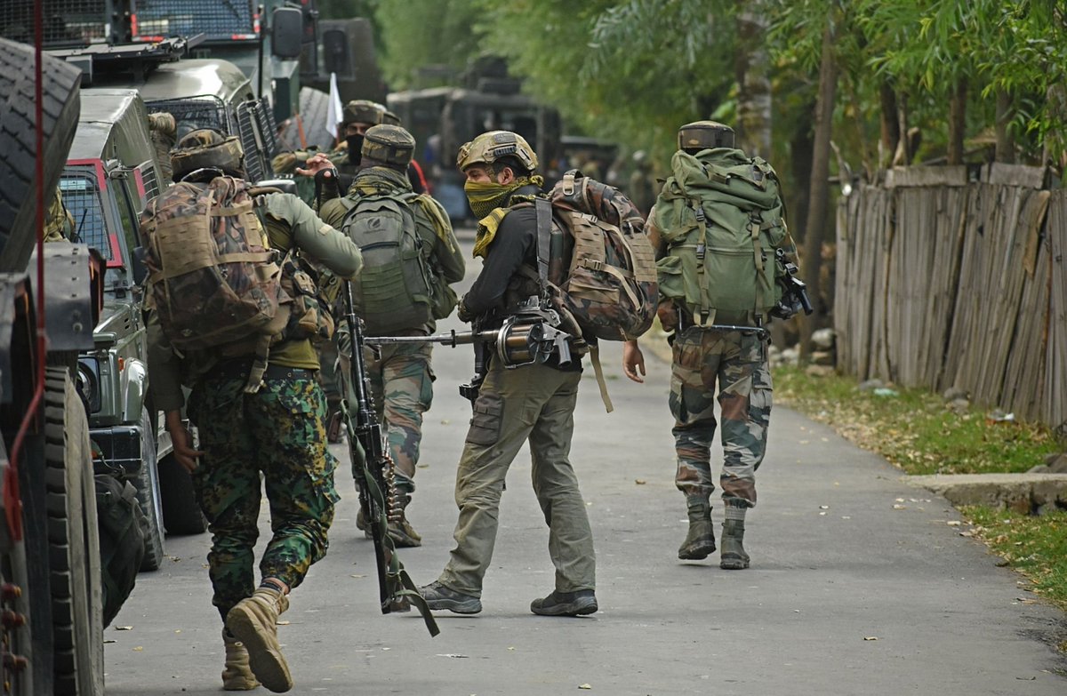 Picture #Thread || People forgot about Anantnag way too soon. As we welcome Pakistani cricket team in india here are few pictures of those who fought pakistani terrorists just few weeks ago. [ 1/23 ]