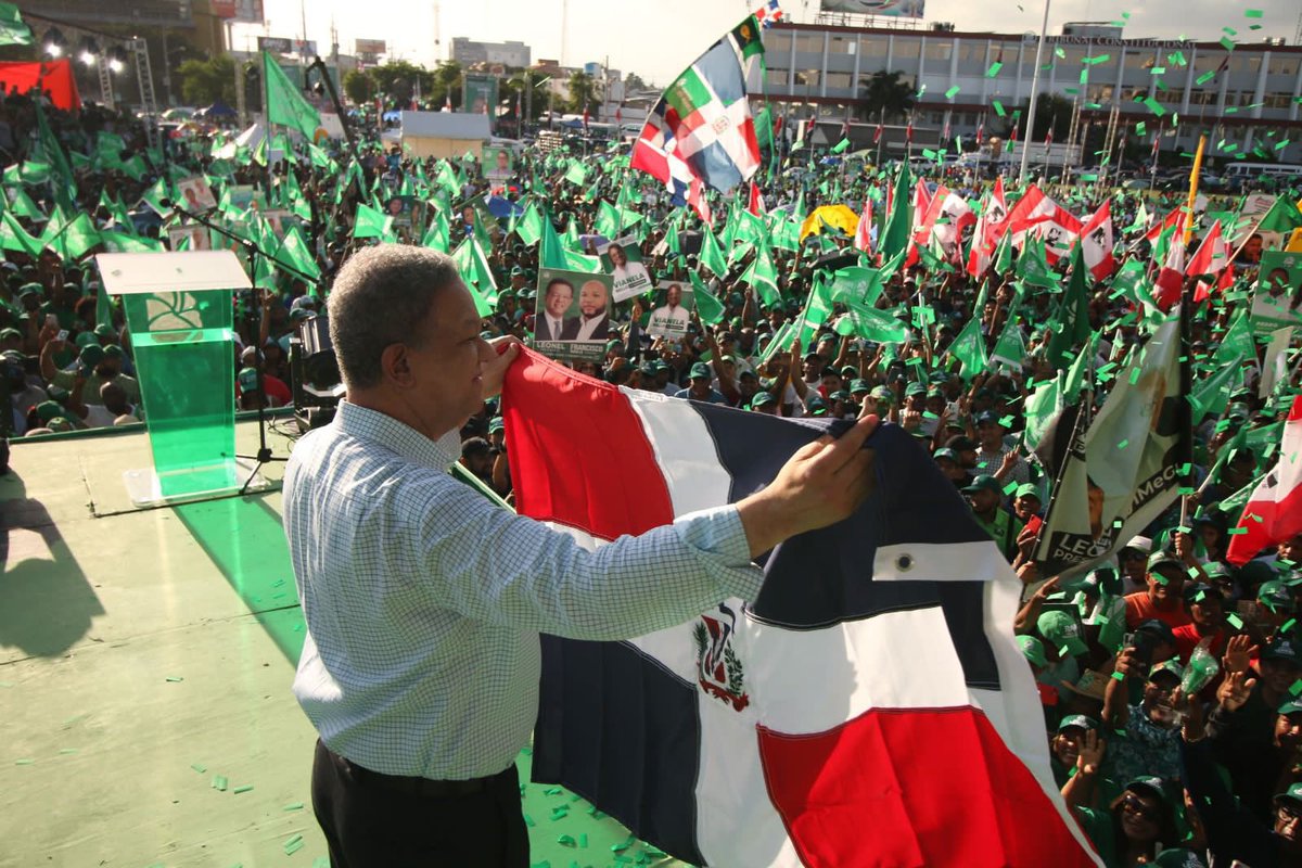 NicolasCaldeG's tweet photo. Quiero expresar mi profunda preocupación por las informaciones que nos han llegado sobre un posible complot destinado a boicotear la visita que hará el próximo lunes, 2 de octubre, el expresidente de la República, @LeonelFernandez, a la ciudad de Dajabón. Este tipo de actos son contraproducentes y perjudiciales para nuestra democracia y nuestro derecho a la libre expresión y participación política.

Insto a todas las partes involucradas en esta trama a que actúen con responsabilidad y respeto por los principios democráticos. La visita de un líder político debe ser un espacio para el diálogo y el intercambio de ideas, y no debería ser objeto de interferencia o intentos de boicot.

Además, quiero recordar que la paz y la estabilidad en nuestras comunidades fronterizas son fundamentales para el bienestar de todos los ciudadanos. Cualquier intento de perturbar la armonía en estas áreas solo causa daño a nuestras comunidades y a la convivencia pacífica entre nuestros pueblos.

Hago un llamado al respeto mutuo. La democracia se fortalece cuando permitimos que todas las voces se escuchen y cuando resolvemos nuestras diferencias de manera pacífica y constructiva. Cualquier forma de violencia o intento de boicot solo debilita nuestra democracia y socava nuestro progreso como sociedad.

A quienes estén pensando en participar en esta trama o complot, sepan bien que ya lo sabemos, por lo que, les insto a reconsiderar sus acciones y a actuar en beneficio de la paz y la democracia. Estamos llamados a construir un país donde el respeto por los derechos fundamentales y la tolerancia política sean los pilares de nuestra convivencia. Cualquier intento de socavar estos valores será condenado por la sociedad.

¡Que viva la patria, que viva la República Dominicana!

#RescateRD
#LeoenlFernandez
#FuerzaDelPueblo
#CrisisFronteraRDHaití 
#SolidaridadFronteriza
#MedidasGubernamentales
#ImpactoSocial
#DiálogoConstructivo