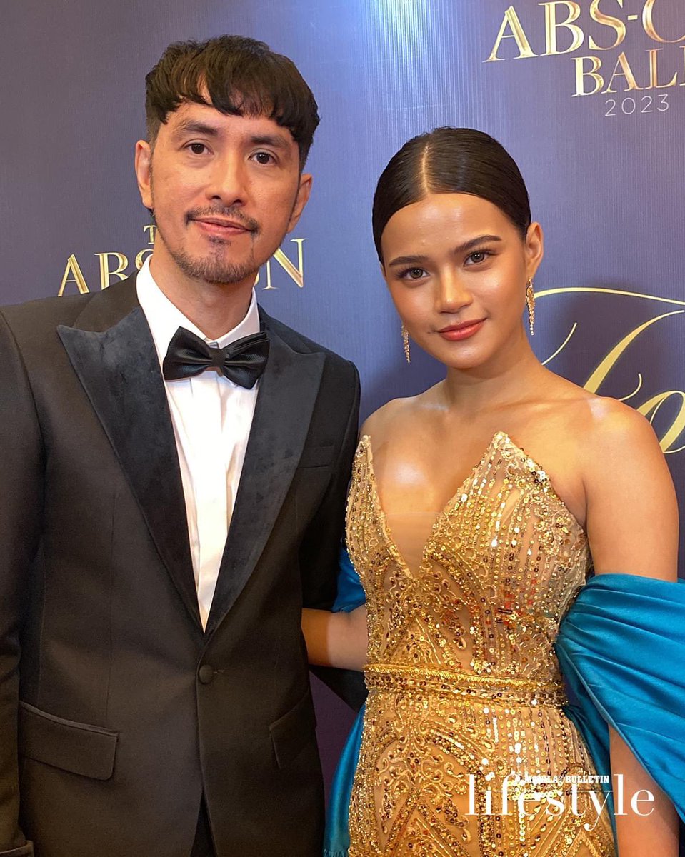 MBLifestyle's tweet image. #RicoBlanco walks down the red carpet with #MarisRacal, wearing Marc Rancy.

READ: mb.com.ph/category/fashi…

#ABSCBNBall2023
#ABSCBNRedCarpet2023