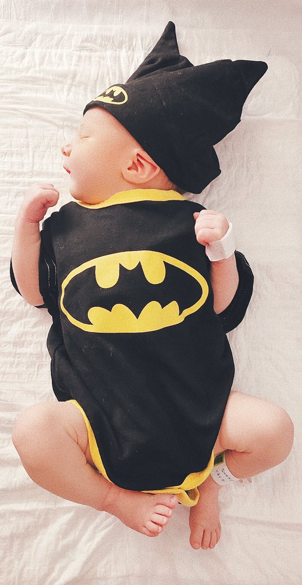 SoraHeartphilia's tweet photo. 🖤💛🖤 Publicación de última hora!!! 🖤💛🖤
Ya estamos en casa!!!!!! Mi primera puesta para salir regalo de mi amigo Isma y está súper mono 🥹🥹🥹 es todo un superhéroe nocturno porque duerme mogollón 😂 me lo como😘😘😘
#batman #babybatman #babybatman💙 #babyclotheshaul #babyboy https://t.co/MHe5XYoCw4