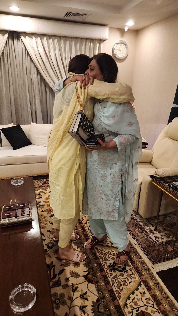 arshiyakaira's tweet photo. Had the pleasure of meeting Zardari Sb along with my husband @rana_ahsin. We had a very open discussion about the role of women in mainstream politics, current political scenario and upcoming elections. Revisited the memories of my Shaheed brother with Shaheed Mohtarma and Zardari Sb which rekindled the pain we both went through. Stay blessed and safe, sir.